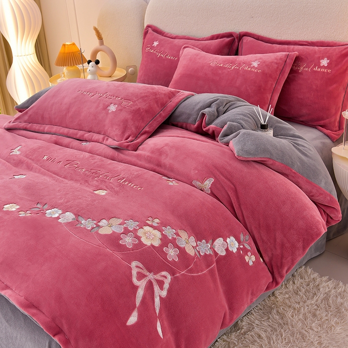 91家纺网 家纺一手货源 找家纺 畅畅家纺 2025新款A类亲肤舒适高克重牛奶绒绣花刺绣系列冬季四件套-花海 花海-豆沙+灰