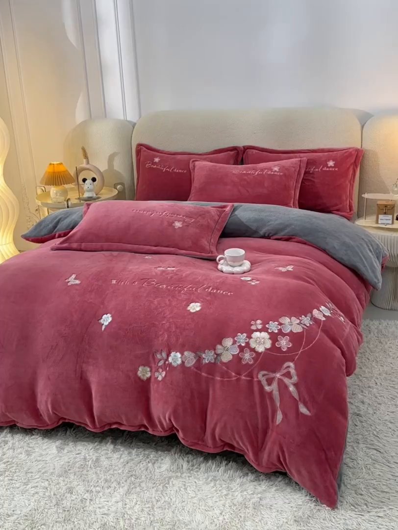 91家纺网 家纺一手货源 找家纺 畅畅家纺 2025新款A类亲肤舒适高克重牛奶绒绣花刺绣系列冬季四件套-花海 花海-豆沙+灰