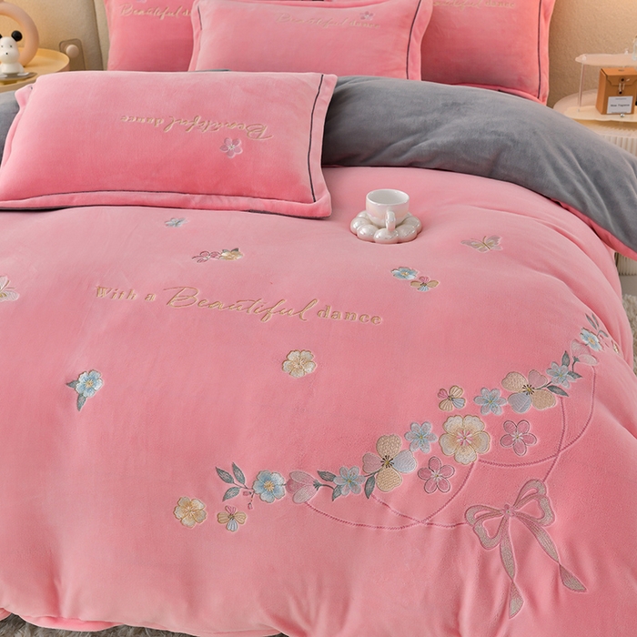 91家纺网 家纺一手货源 找家纺 畅畅家纺 2025新款A类亲肤舒适高克重牛奶绒绣花刺绣系列冬季四件套-花海 花海-粉+灰