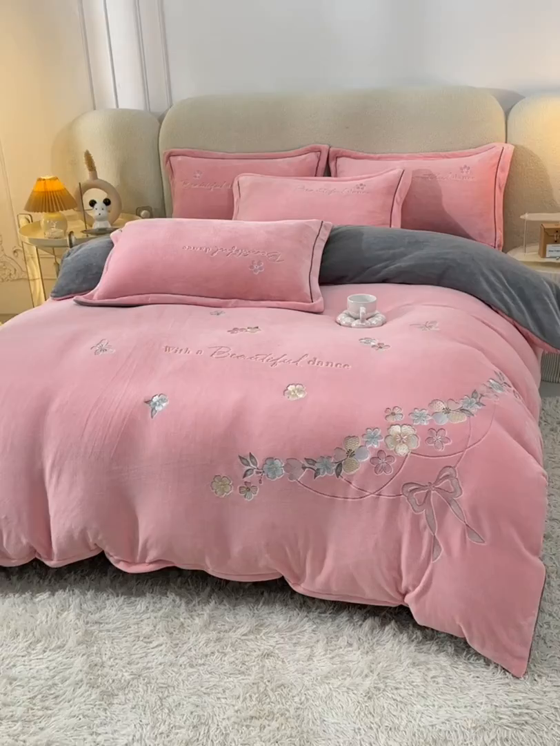 91家纺网 家纺一手货源 找家纺 畅畅家纺 2025新款A类亲肤舒适高克重牛奶绒绣花刺绣系列冬季四件套-花海 花海-粉+灰