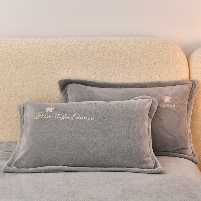 91家纺网 家纺一手货源 找家纺 畅畅家纺 2025新款A类亲肤舒适高克重牛奶绒绣花刺绣系列冬季四件套-花海 花海-高级灰