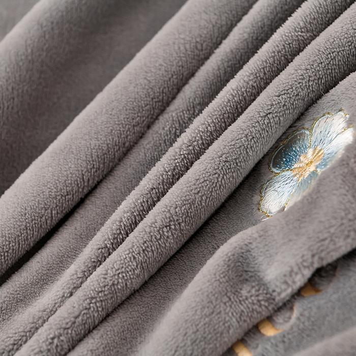 91家纺网 家纺一手货源 找家纺 畅畅家纺 2025新款A类亲肤舒适高克重牛奶绒绣花刺绣系列冬季四件套-花海 花海-高级灰