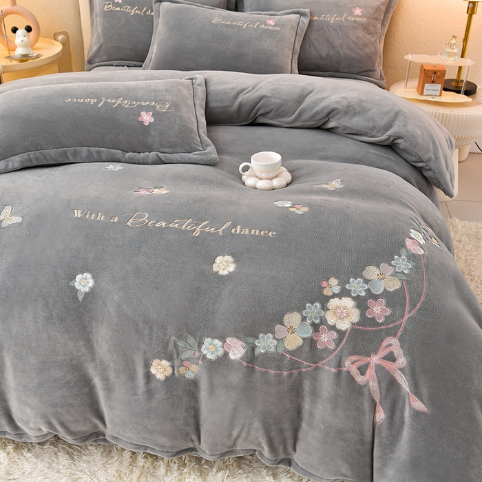 91家纺网 家纺一手货源 找家纺 畅畅家纺 2025新款A类亲肤舒适高克重牛奶绒绣花刺绣系列冬季四件套-花海 花海-高级灰