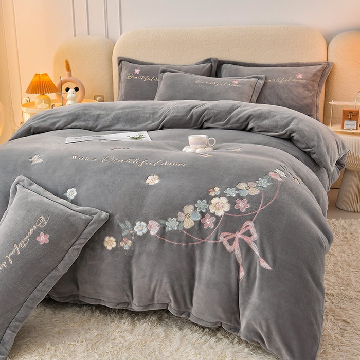 91家纺网 家纺一手货源 找家纺 畅畅家纺 2025新款A类亲肤舒适高克重牛奶绒绣花刺绣系列冬季四件套-花海 花海-高级灰