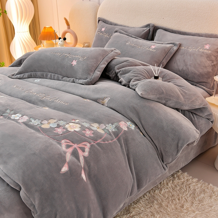 91家纺网 家纺一手货源 找家纺 畅畅家纺 2025新款A类亲肤舒适高克重牛奶绒绣花刺绣系列冬季四件套-花海 花海-高级灰