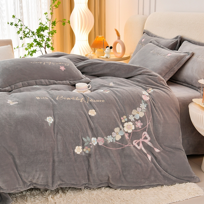 91家纺网 家纺一手货源 找家纺 畅畅家纺 2025新款A类亲肤舒适高克重牛奶绒绣花刺绣系列冬季四件套-花海 花海-高级灰