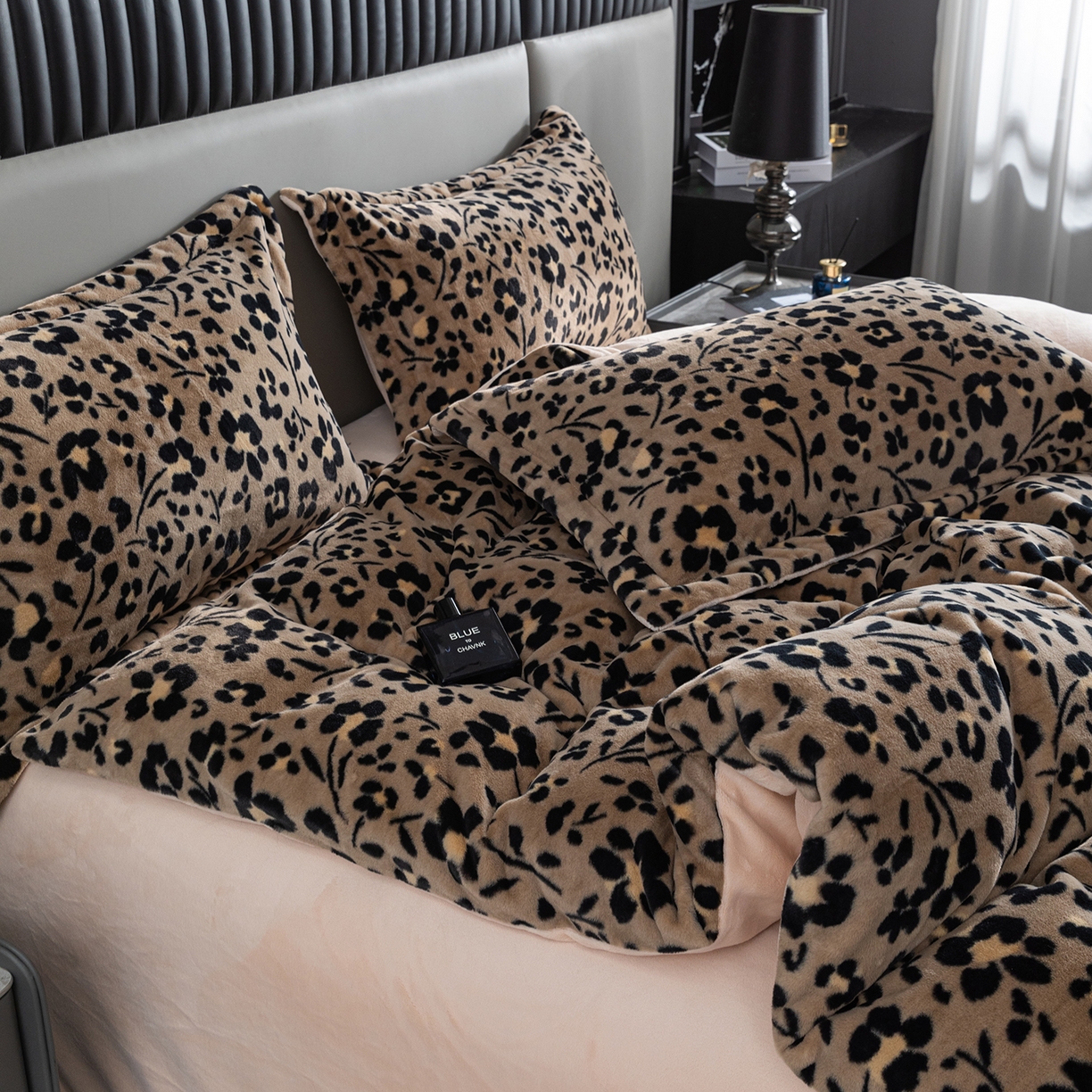 91家纺网 家纺一手货源 找家纺 锦罗绣 2025新款全消光兔绒300克牛奶绒单被套 享乐一生