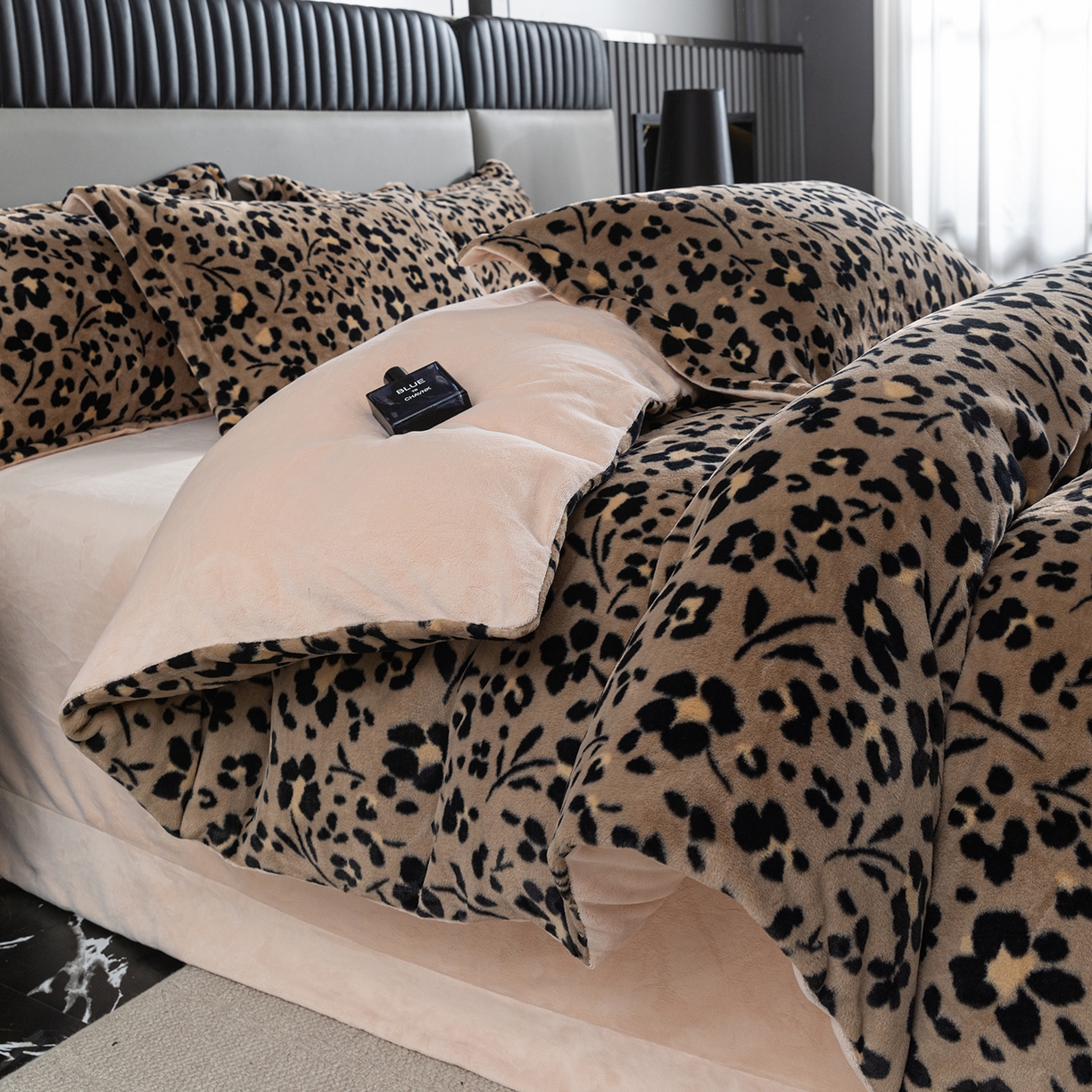 91家纺网 家纺一手货源 找家纺 锦罗绣 2025新款全消光兔绒300克牛奶绒单被套 享乐一生