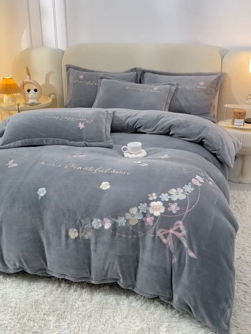 91家纺网 家纺一手货源 找家纺 畅畅家纺 2025新款A类亲肤舒适高克重牛奶绒绣花刺绣系列冬季四件套-花海 花海-高级灰