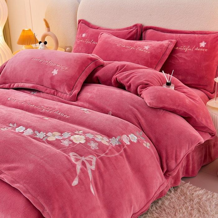 91家纺网 家纺一手货源 找家纺 畅畅家纺 2025新款A类亲肤舒适高克重牛奶绒绣花刺绣系列冬季四件套-花海 花海-红豆沙