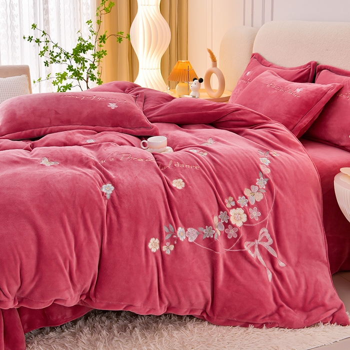 91家纺网 家纺一手货源 找家纺 畅畅家纺 2025新款A类亲肤舒适高克重牛奶绒绣花刺绣系列冬季四件套-花海 花海-红豆沙