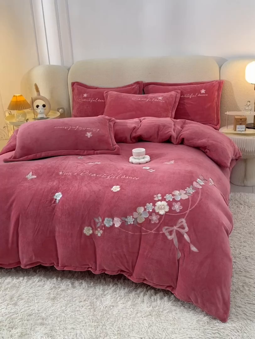 91家纺网 家纺一手货源 找家纺 畅畅家纺 2025新款A类亲肤舒适高克重牛奶绒绣花刺绣系列冬季四件套-花海 花海-红豆沙