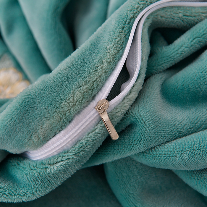 91家纺网 家纺一手货源 找家纺 畅畅家纺 2025新款A类亲肤舒适高克重牛奶绒绣花刺绣系列冬季四件套-花海 花海-湖蓝