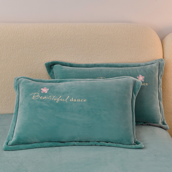 91家纺网 家纺一手货源 找家纺 畅畅家纺 2025新款A类亲肤舒适高克重牛奶绒绣花刺绣系列冬季四件套-花海 花海-湖蓝