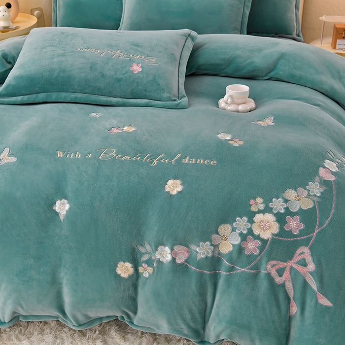 91家纺网 家纺一手货源 找家纺 畅畅家纺 2025新款A类亲肤舒适高克重牛奶绒绣花刺绣系列冬季四件套-花海 花海-湖蓝