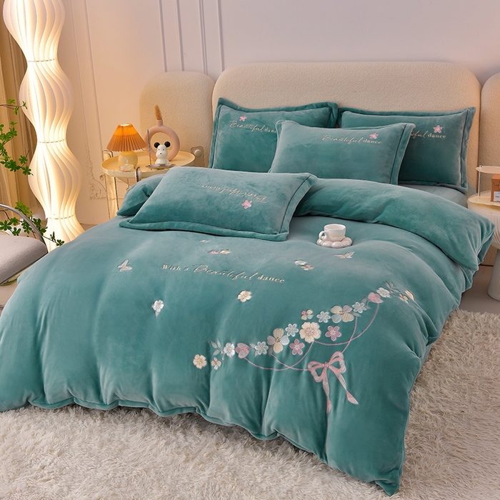 91家纺网 家纺一手货源 找家纺 畅畅家纺 2025新款A类亲肤舒适高克重牛奶绒绣花刺绣系列冬季四件套-花海 花海-湖蓝