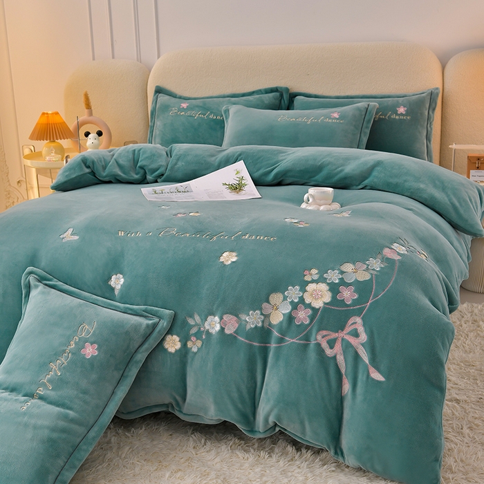 91家纺网 家纺一手货源 找家纺 畅畅家纺 2025新款A类亲肤舒适高克重牛奶绒绣花刺绣系列冬季四件套-花海 花海-湖蓝