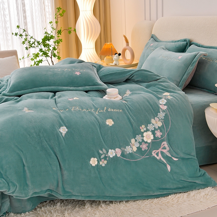91家纺网 家纺一手货源 找家纺 畅畅家纺 2025新款A类亲肤舒适高克重牛奶绒绣花刺绣系列冬季四件套-花海 花海-湖蓝