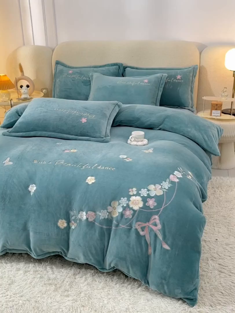 91家纺网 家纺一手货源 找家纺 畅畅家纺 2025新款A类亲肤舒适高克重牛奶绒绣花刺绣系列冬季四件套-花海 花海-湖蓝