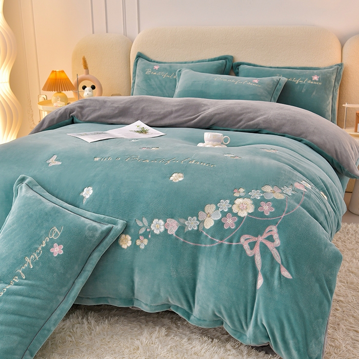 91家纺网 家纺一手货源 找家纺 畅畅家纺 2025新款A类亲肤舒适高克重牛奶绒绣花刺绣系列冬季四件套-花海 花海-湖蓝+灰