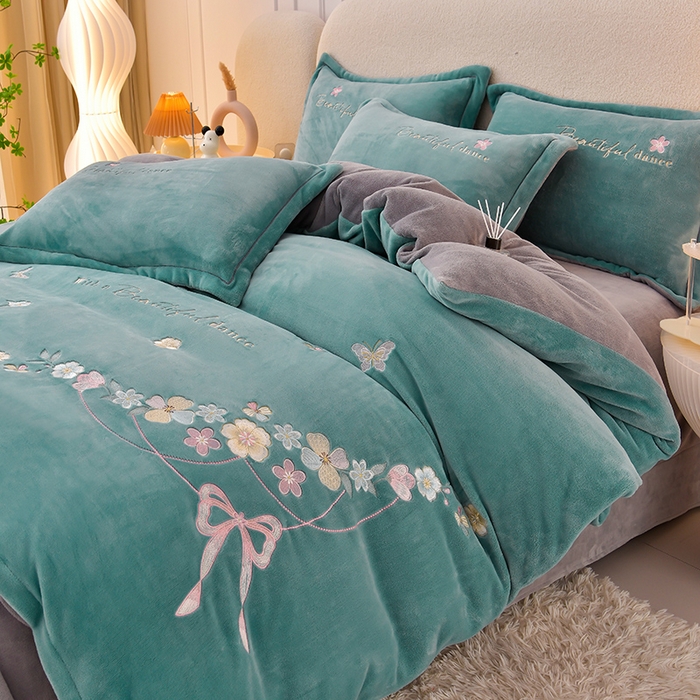 91家纺网 家纺一手货源 找家纺 畅畅家纺 2025新款A类亲肤舒适高克重牛奶绒绣花刺绣系列冬季四件套-花海 花海-湖蓝+灰