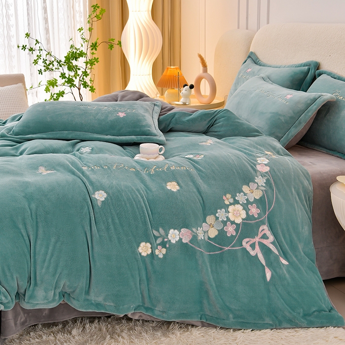 91家纺网 家纺一手货源 找家纺 畅畅家纺 2025新款A类亲肤舒适高克重牛奶绒绣花刺绣系列冬季四件套-花海 花海-湖蓝+灰