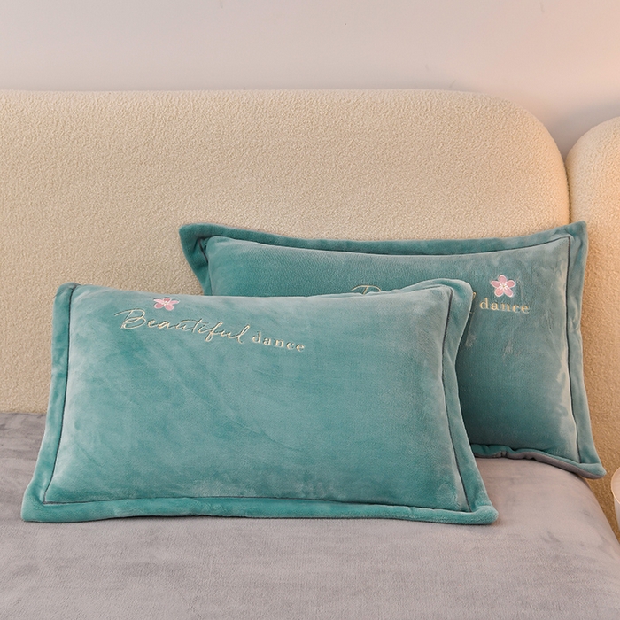 91家纺网 家纺一手货源 找家纺 畅畅家纺 2025新款A类亲肤舒适高克重牛奶绒绣花刺绣系列冬季四件套-花海 花海-湖蓝+灰