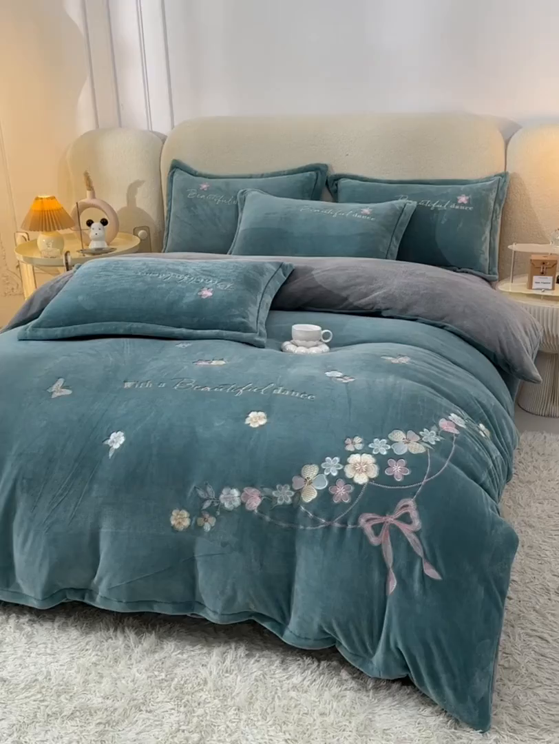 91家纺网 家纺一手货源 找家纺 畅畅家纺 2025新款A类亲肤舒适高克重牛奶绒绣花刺绣系列冬季四件套-花海 花海-湖蓝+灰