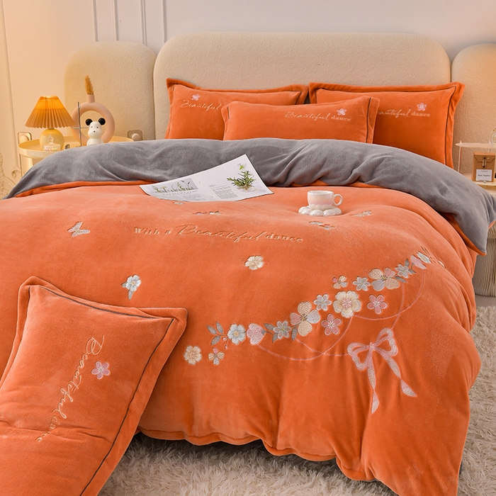 91家纺网 家纺一手货源 找家纺 畅畅家纺 2025新款A类亲肤舒适高克重牛奶绒绣花刺绣系列冬季四件套-花海 花海-桔+灰