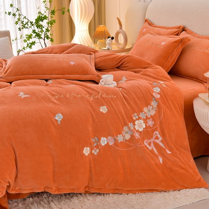 91家纺网 家纺一手货源 找家纺 畅畅家纺 2025新款A类亲肤舒适高克重牛奶绒绣花刺绣系列冬季四件套-花海 花海-桔色