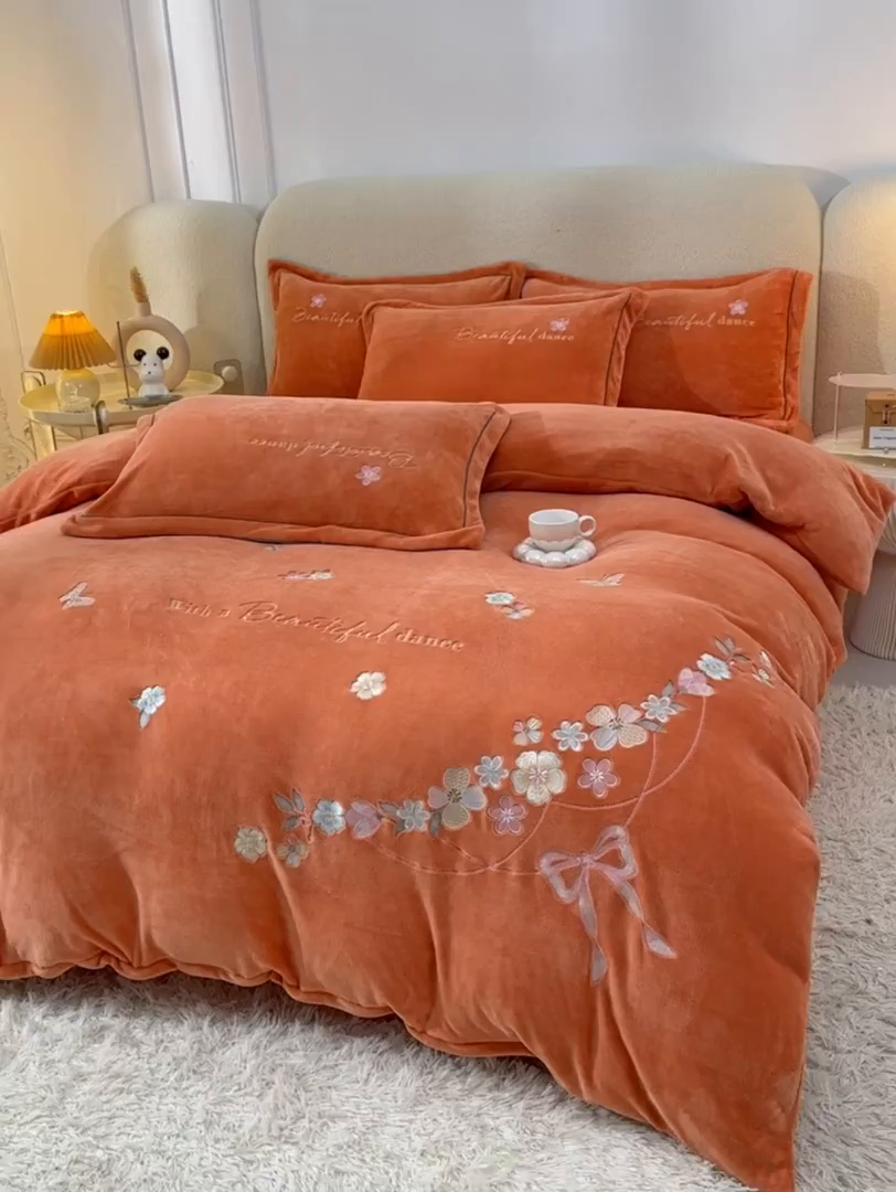 91家纺网 家纺一手货源 找家纺 畅畅家纺 2025新款A类亲肤舒适高克重牛奶绒绣花刺绣系列冬季四件套-花海 花海-桔色