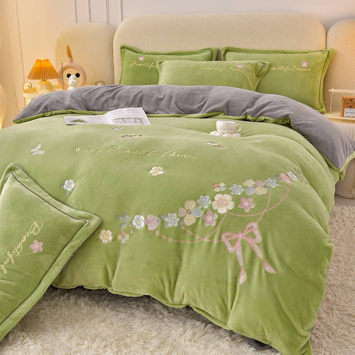 91家纺网 家纺一手货源 找家纺 畅畅家纺 2025新款A类亲肤舒适高克重牛奶绒绣花刺绣系列冬季四件套-花海 花海-绿+灰