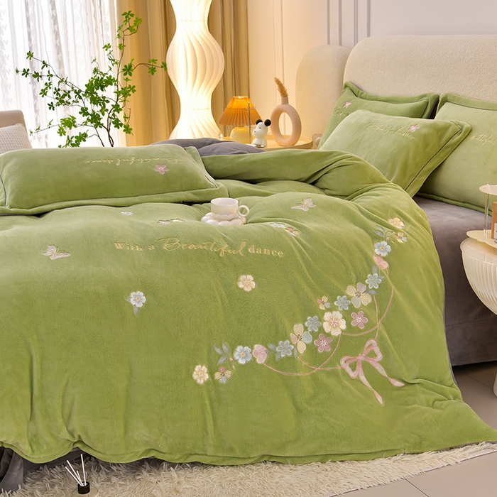 91家纺网 家纺一手货源 找家纺 畅畅家纺 2025新款A类亲肤舒适高克重牛奶绒绣花刺绣系列冬季四件套-花海 花海-绿+灰