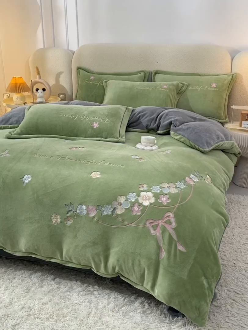 91家纺网 家纺一手货源 找家纺 畅畅家纺 2025新款A类亲肤舒适高克重牛奶绒绣花刺绣系列冬季四件套-花海 花海-绿+灰