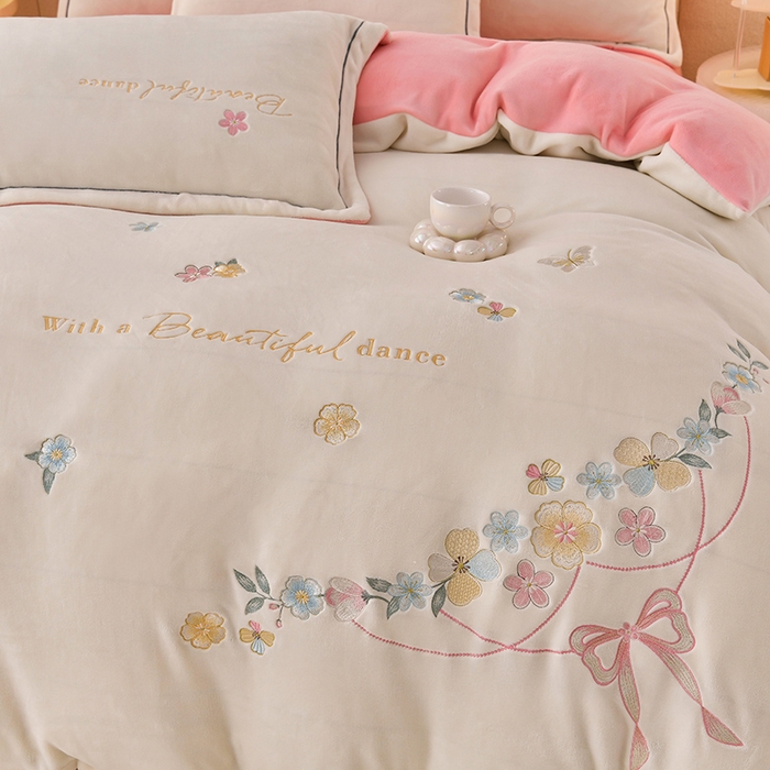 91家纺网 家纺一手货源 找家纺 畅畅家纺 2025新款A类亲肤舒适高克重牛奶绒绣花刺绣系列冬季四件套-花海 花海-奶白+粉