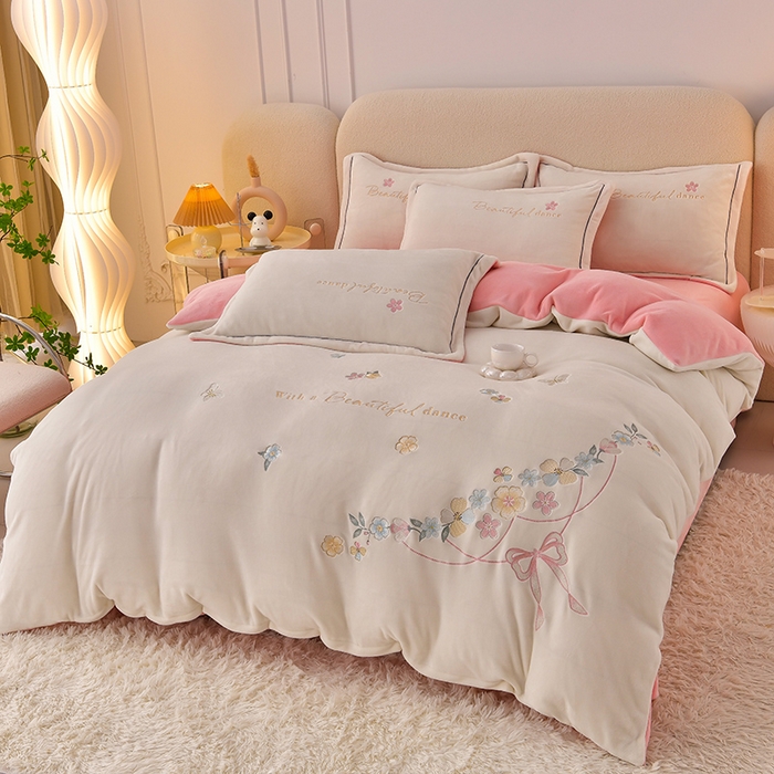 91家纺网 家纺一手货源 找家纺 畅畅家纺 2025新款A类亲肤舒适高克重牛奶绒绣花刺绣系列冬季四件套-花海 花海-奶白+粉