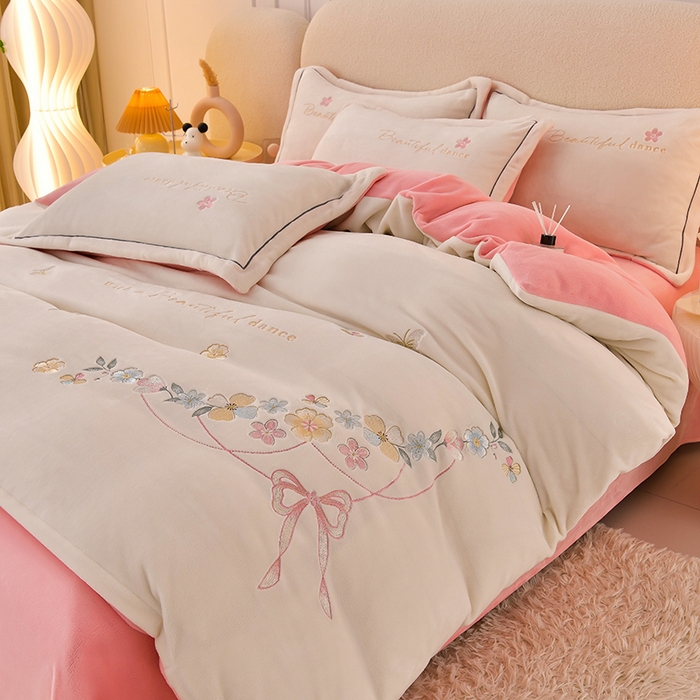 91家纺网 家纺一手货源 找家纺 畅畅家纺 2025新款A类亲肤舒适高克重牛奶绒绣花刺绣系列冬季四件套-花海 花海-奶白+粉