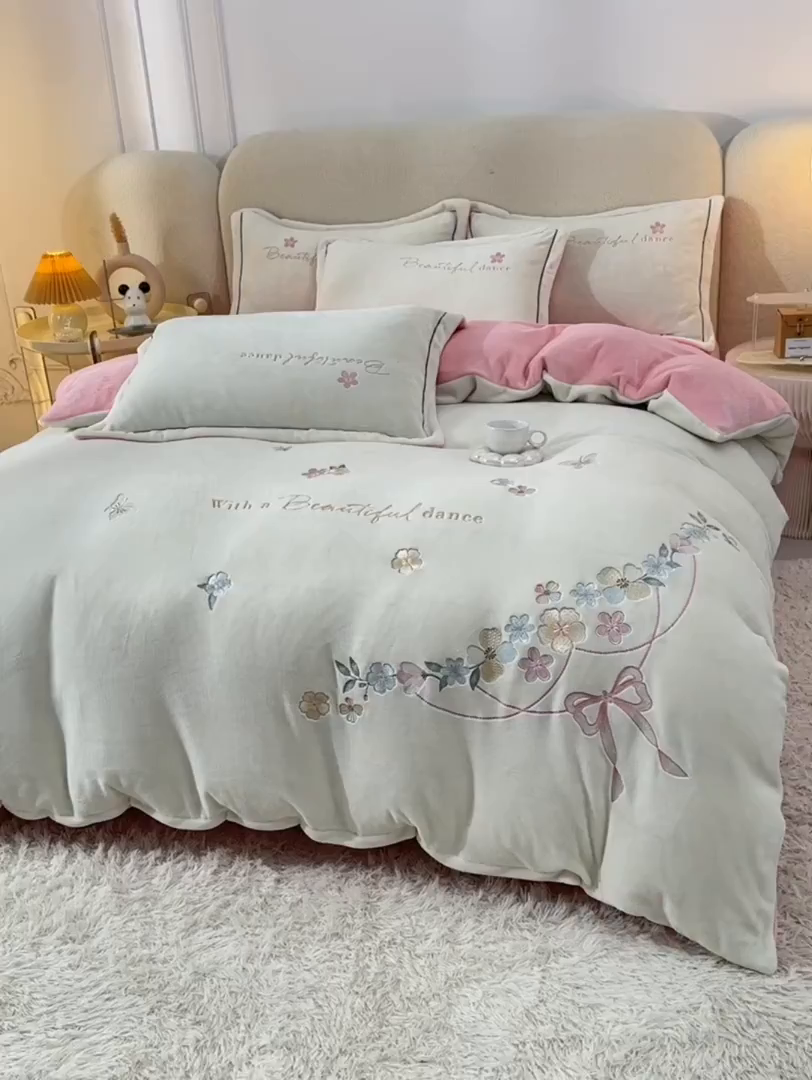 91家纺网 家纺一手货源 找家纺 畅畅家纺 2025新款A类亲肤舒适高克重牛奶绒绣花刺绣系列冬季四件套-花海 花海-奶白+粉