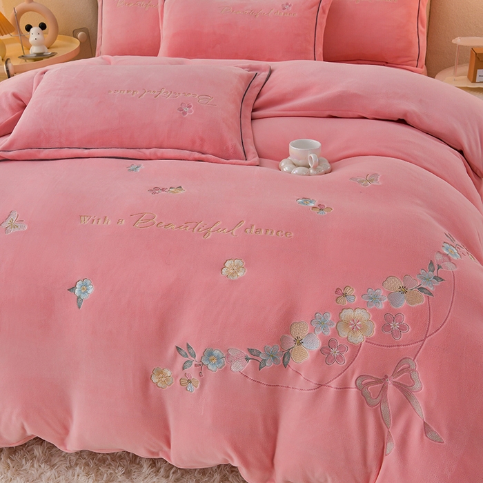 91家纺网 家纺一手货源 找家纺 畅畅家纺 2025新款A类亲肤舒适高克重牛奶绒绣花刺绣系列冬季四件套-花海 花海-樱花粉