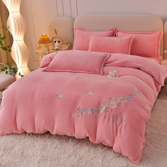 91家纺网 家纺一手货源 找家纺 畅畅家纺 2025新款A类亲肤舒适高克重牛奶绒绣花刺绣系列冬季四件套-花海 花海-樱花粉