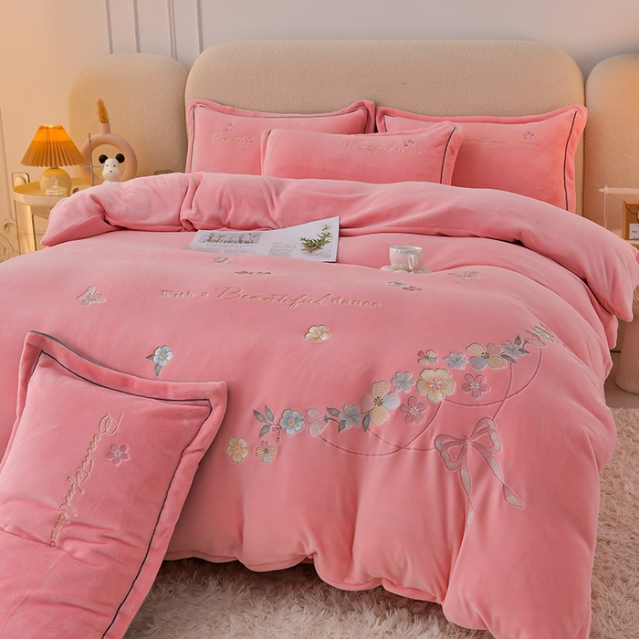 91家纺网 家纺一手货源 找家纺 畅畅家纺 2025新款A类亲肤舒适高克重牛奶绒绣花刺绣系列冬季四件套-花海 花海-樱花粉