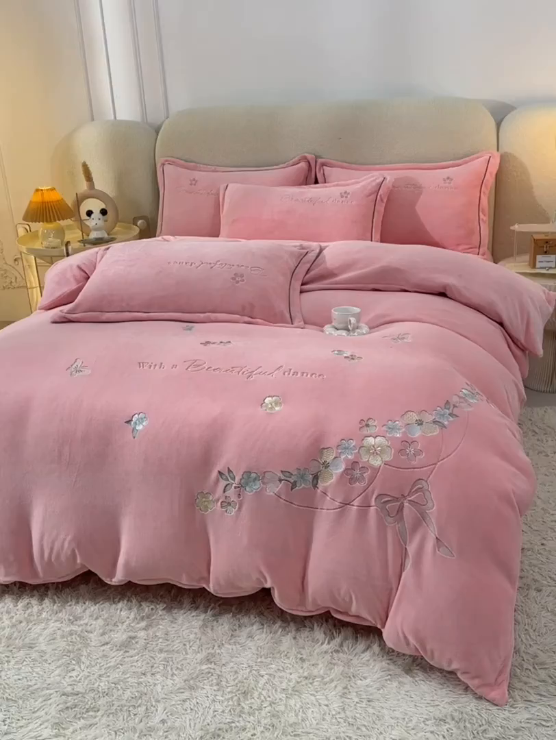 91家纺网 家纺一手货源 找家纺 畅畅家纺 2025新款A类亲肤舒适高克重牛奶绒绣花刺绣系列冬季四件套-花海 花海-樱花粉