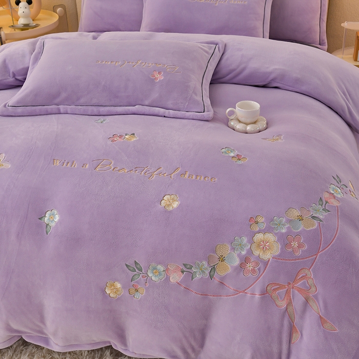 91家纺网 家纺一手货源 找家纺 畅畅家纺 2025新款A类亲肤舒适高克重牛奶绒绣花刺绣系列冬季四件套-花海 花海-紫