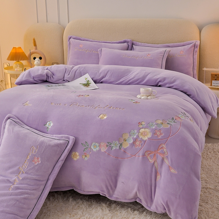 91家纺网 家纺一手货源 找家纺 畅畅家纺 2025新款A类亲肤舒适高克重牛奶绒绣花刺绣系列冬季四件套-花海 花海-紫