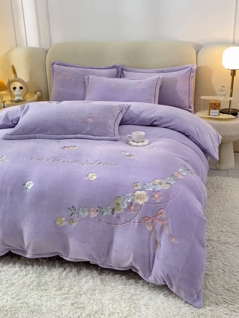 91家纺网 家纺一手货源 找家纺 畅畅家纺 2025新款A类亲肤舒适高克重牛奶绒绣花刺绣系列冬季四件套-花海 花海-紫