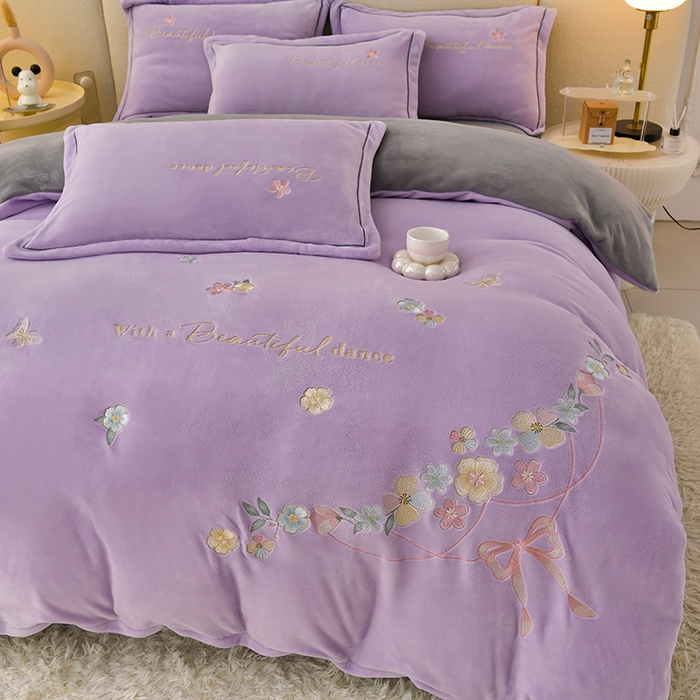 91家纺网 家纺一手货源 找家纺 畅畅家纺 2025新款A类亲肤舒适高克重牛奶绒绣花刺绣系列冬季四件套-花海 花海-紫+灰