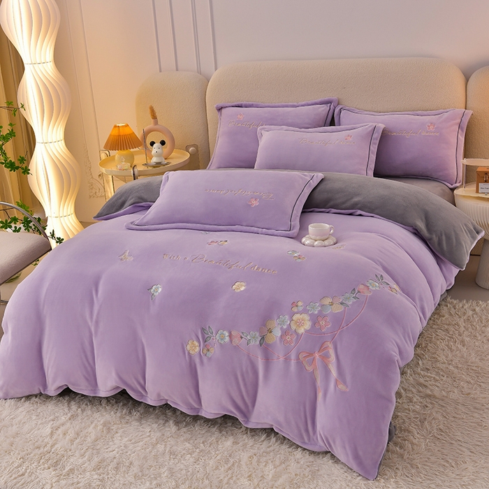 91家纺网 家纺一手货源 找家纺 畅畅家纺 2025新款A类亲肤舒适高克重牛奶绒绣花刺绣系列冬季四件套-花海 花海-紫+灰