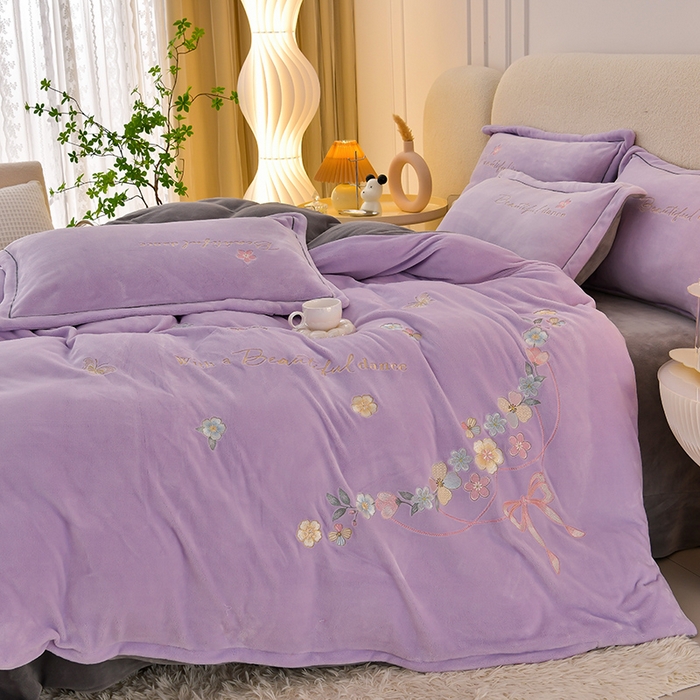 91家纺网 家纺一手货源 找家纺 畅畅家纺 2025新款A类亲肤舒适高克重牛奶绒绣花刺绣系列冬季四件套-花海 花海-紫+灰