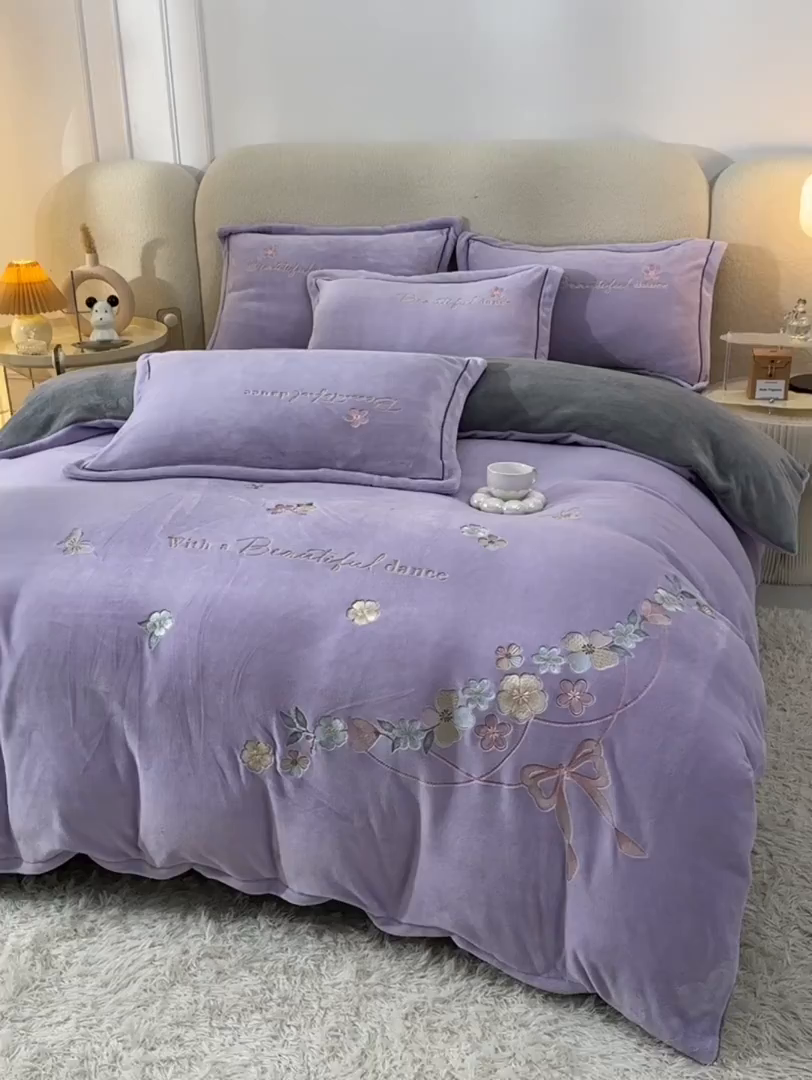 91家纺网 家纺一手货源 找家纺 畅畅家纺 2025新款A类亲肤舒适高克重牛奶绒绣花刺绣系列冬季四件套-花海 花海-紫+灰