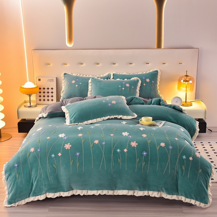 91家纺网 家纺一手货源 找家纺 畅畅家纺 2025新款A类亲肤舒适高克重牛奶绒绣花系列冬季四件套-繁花似锦 繁花似锦-湖蓝+灰